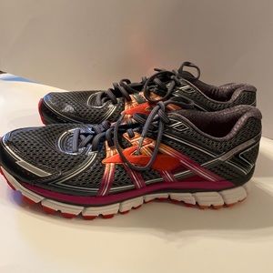 Womens Brooks size 12. Never worn.
